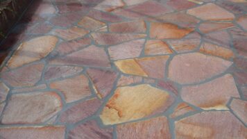Brasil Rosso Flagstones, 1,3-2,5 cm gevoegd met ARDEX GK Grijs - terras is net afgevoegd en schoongemaakt.